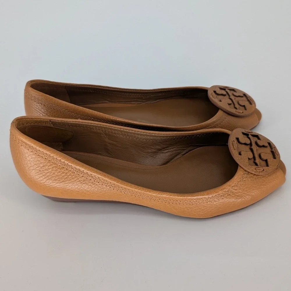 Tory Burch Peep Toe Wedge 7M Tan Pebbled Leather Logo Medallion Preppy Classic